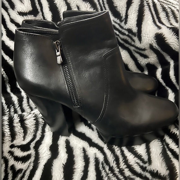 Gianni Bini Black Leather Platform Booties - Picture 2 of 9